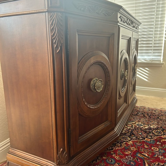 Elegant Wooden dining room cabinet with brushes gold Accents. L: 102 X 28 X 51 - Picture 6 of 12